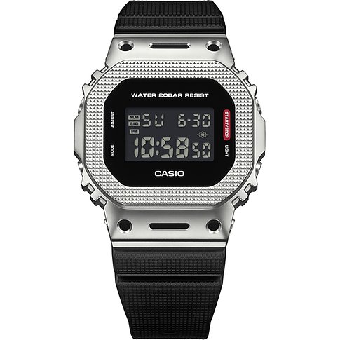 Casio Herrenuhr aus Resin mit quadratischem digitalen Zifferblatt und schwarzem Armband, Water Resist 20 bar.