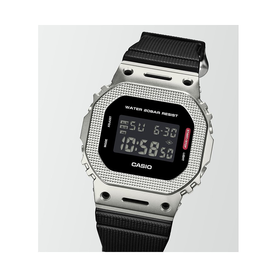 Casio Herrenuhr aus Resin mit digitalem Zifferblatt und schwarzem Armband aus der Vogelperspektive gesehen.