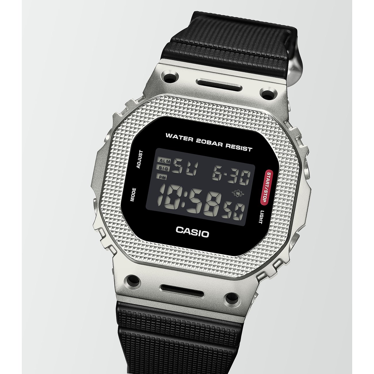 Casio Herrenuhr aus Resin mit digitalem Zifferblatt und schwarzem Armband aus der Vogelperspektive gesehen.