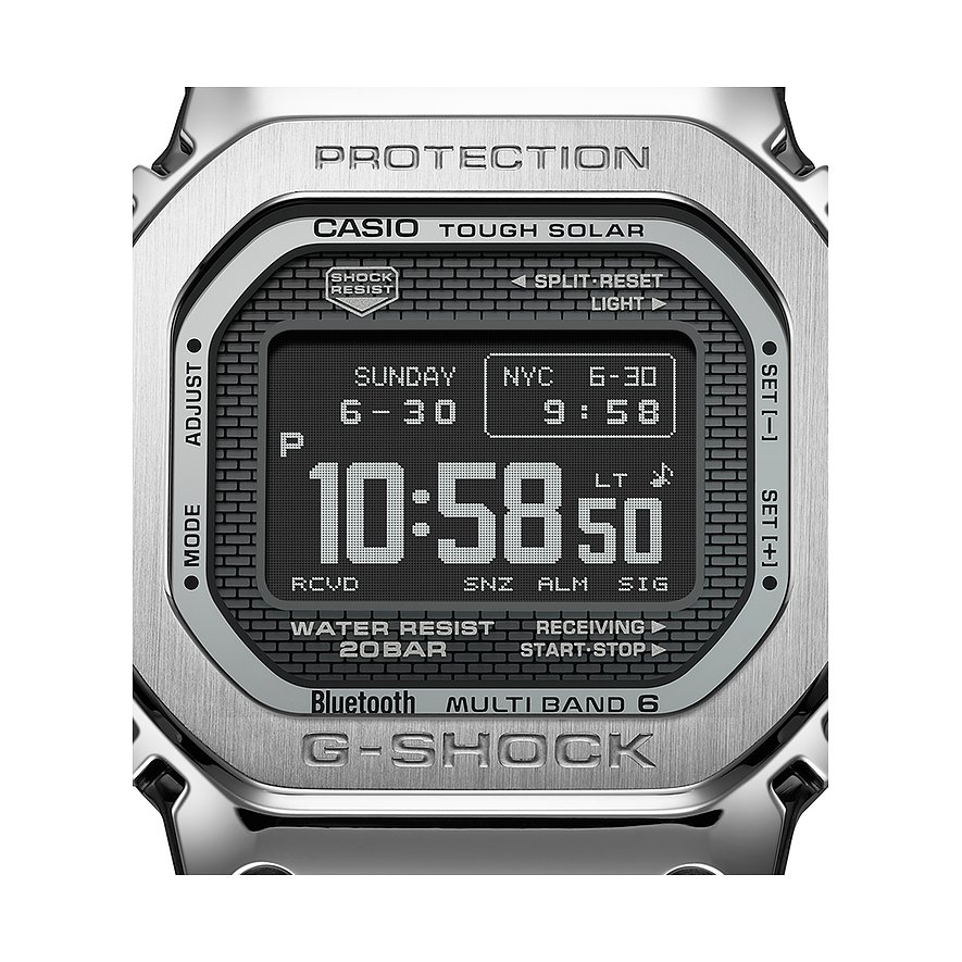 Nahaufnahme einer eckigen Casio G-Shock Herrenuhr aus Edelstahl mit digitaler Anzeige, die 10:58:50 anzeigt.