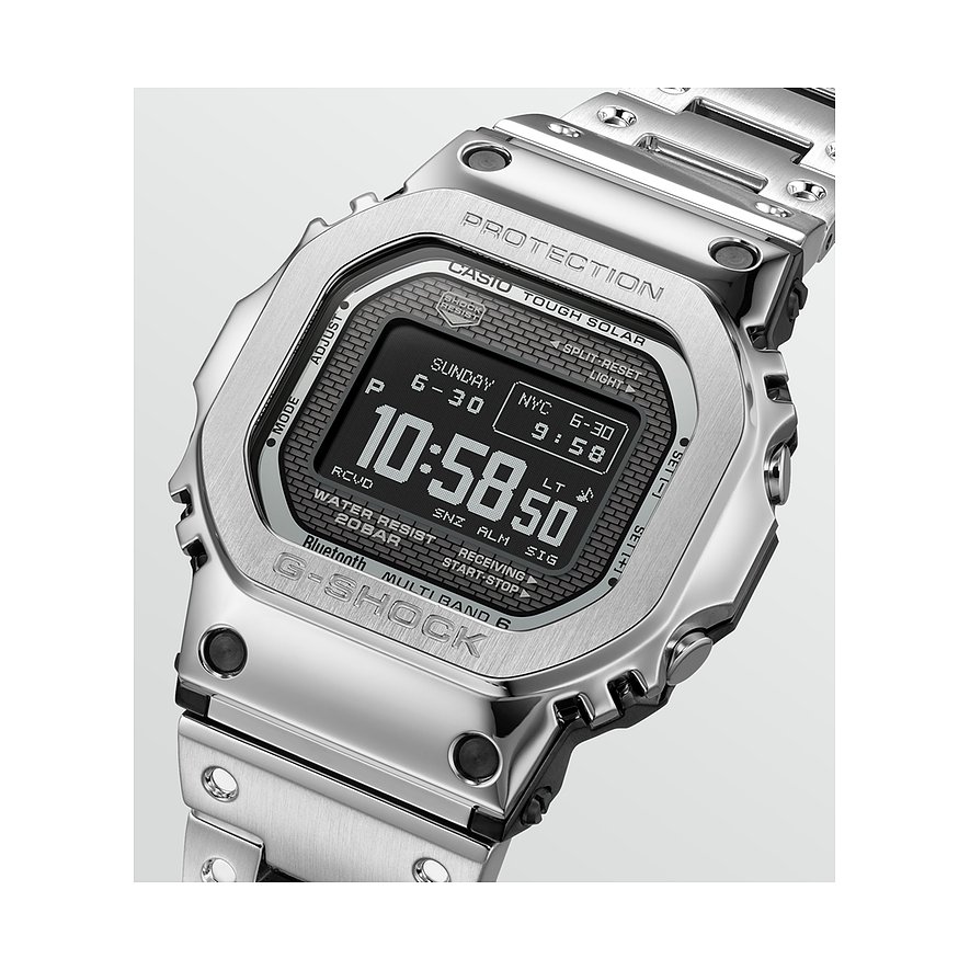 Nahaufnahme einer Casio Herrenuhr aus Edelstahl mit digitaler Anzeige, die die Uhrzeit 10:58:50 anzeigt.