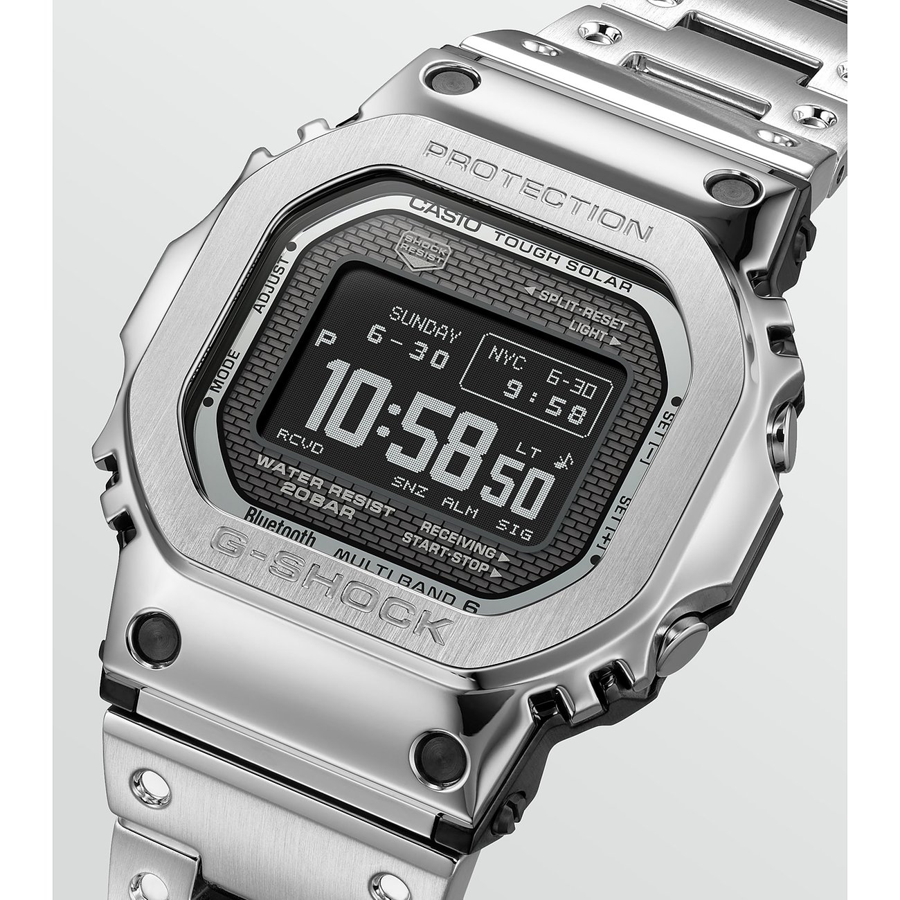 Nahaufnahme einer Casio Herrenuhr aus Edelstahl mit digitaler Anzeige, die die Uhrzeit 10:58:50 anzeigt.