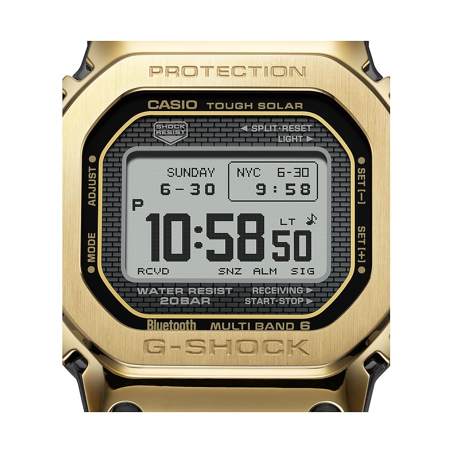 Nahaufnahme einer goldenen Casio G-Shock Herrenuhr aus Edelstahl mit Digitalanzeige, die 10:58 Uhr anzeigt.