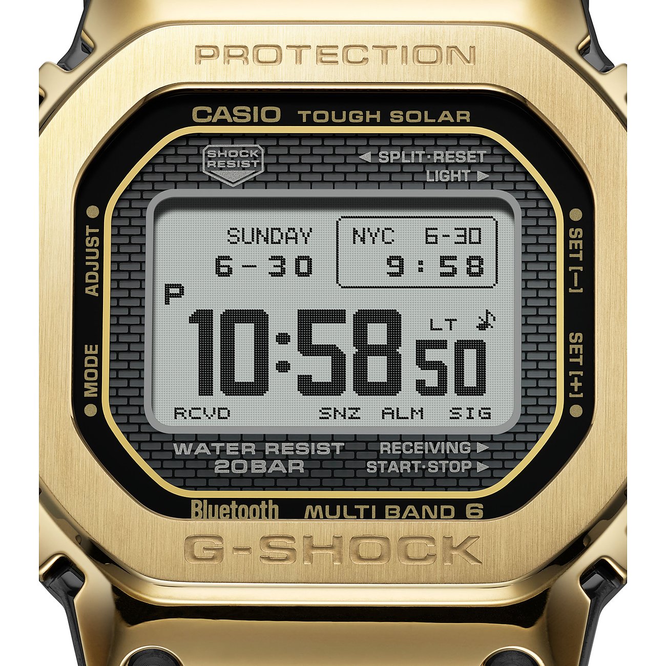 Nahaufnahme einer goldenen Casio G-Shock Herrenuhr aus Edelstahl mit Digitalanzeige, die 10:58 Uhr anzeigt.