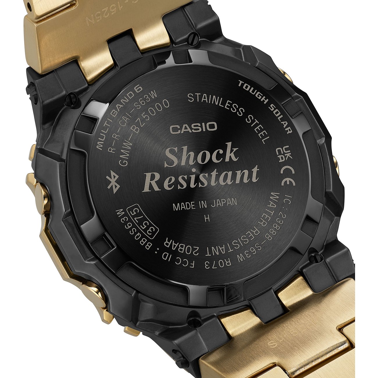 Rückseite der Casio Herrenuhr aus goldfarbenem Edelstahl mit schwarzen Akzenten und Gravuren.