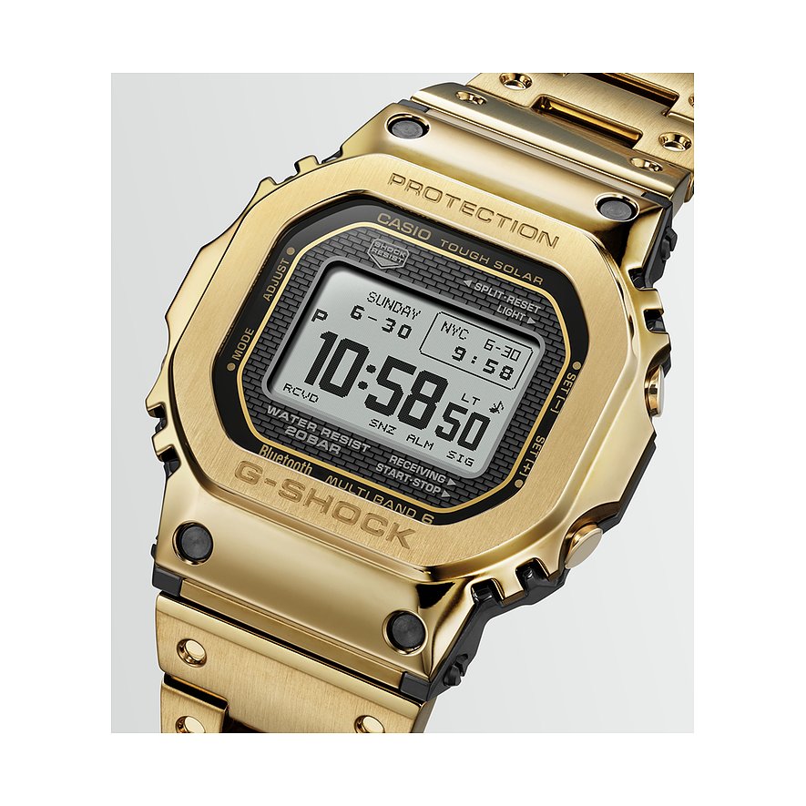 Nahaufnahme einer goldenen Casio Herrenuhr aus Edelstahl, Modell G-Shock, mit digitaler Anzeige, leicht von oben gesehen.
