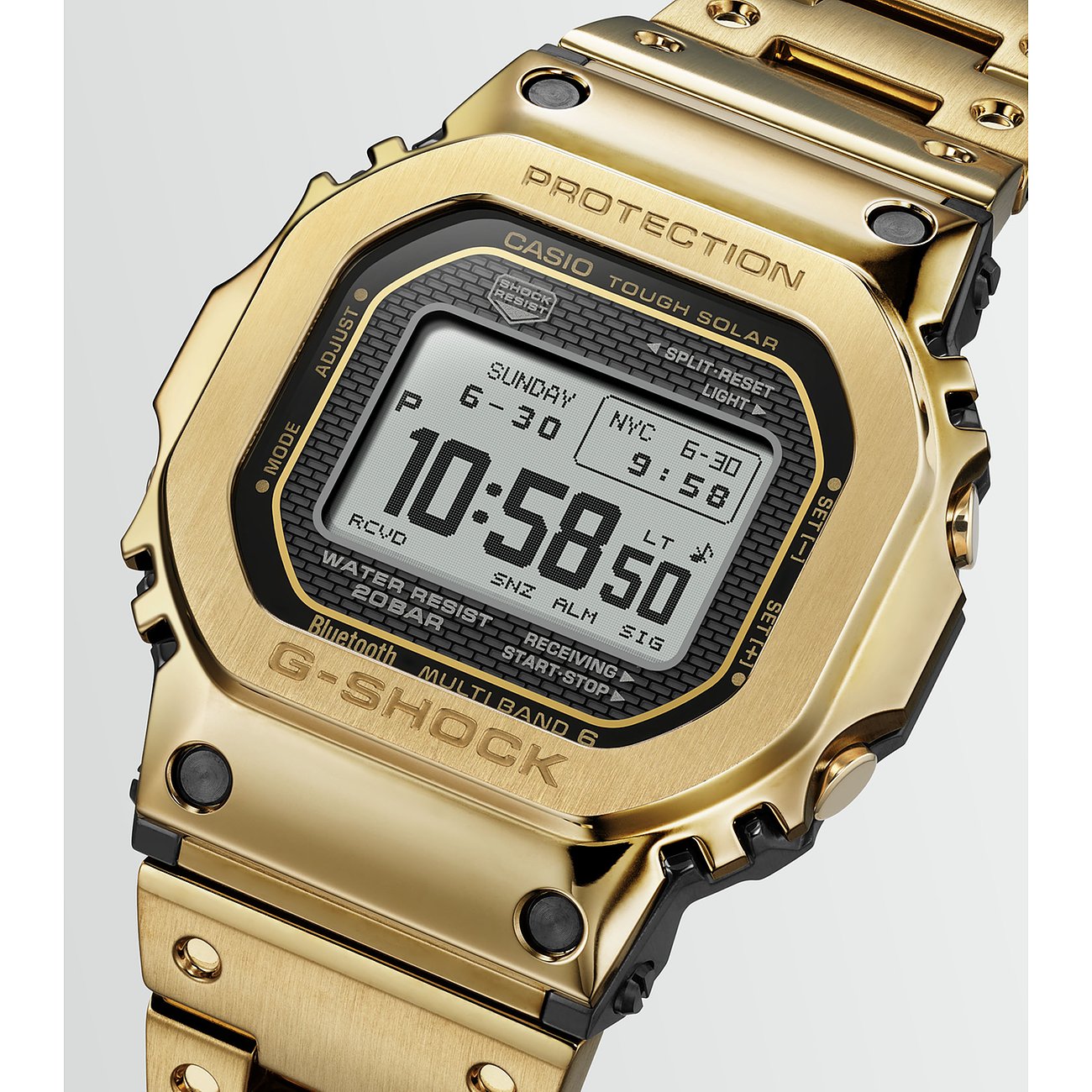 Nahaufnahme einer goldenen Casio Herrenuhr aus Edelstahl, Modell G-Shock, mit digitaler Anzeige, leicht von oben gesehen.