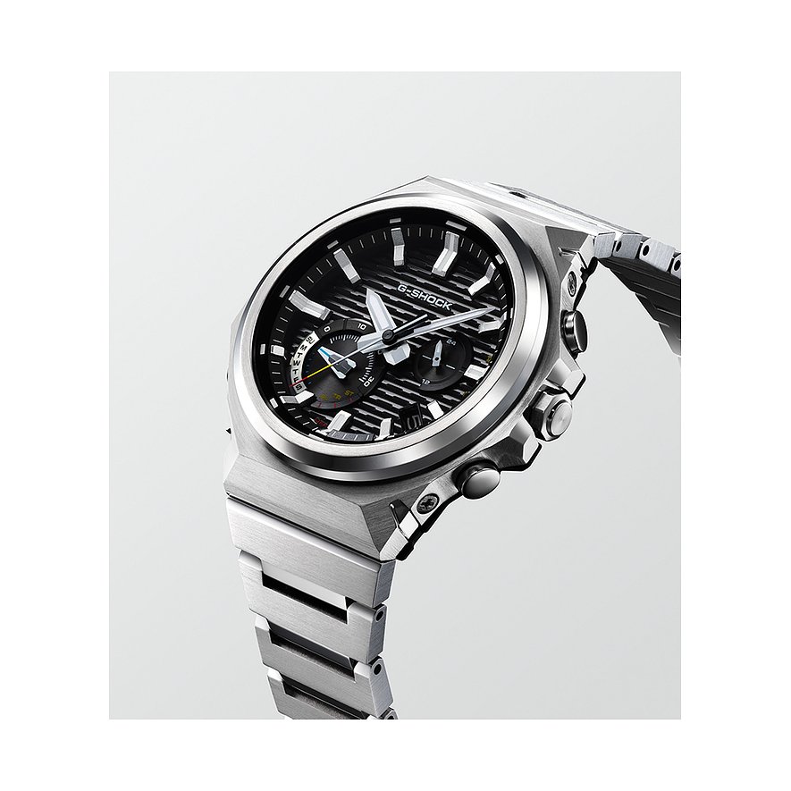 Casio G-Shock Herrenuhr aus Resin mit schwarzem rechteckigem Zifferblatt und silberfarbenem Armband, schr r r ansicht.