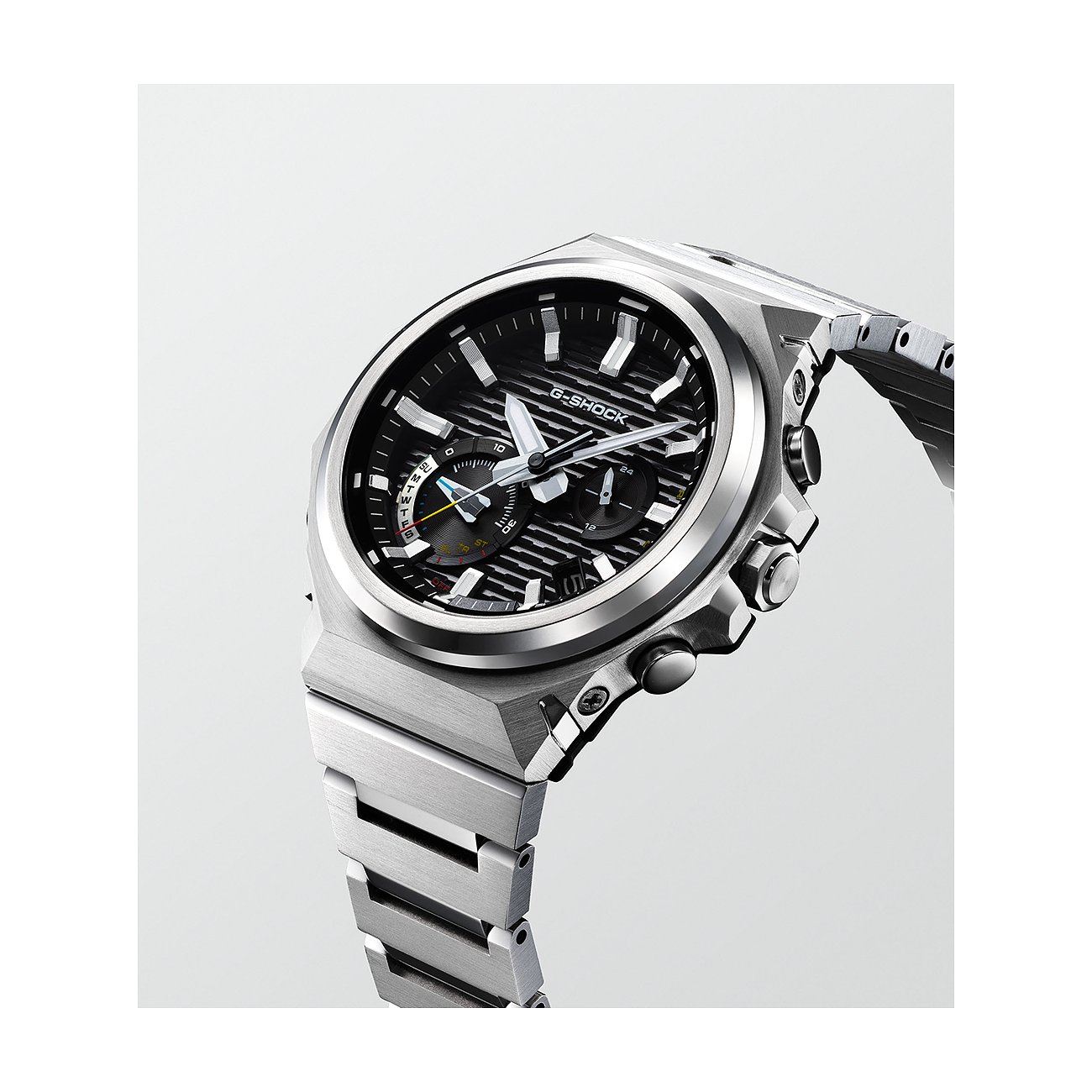 Casio G-Shock Herrenuhr aus Resin mit schwarzem rechteckigem Zifferblatt und silberfarbenem Armband, schr r r ansicht.