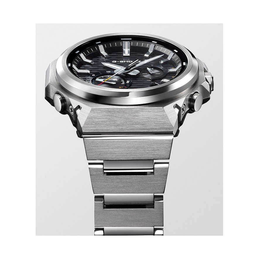 Die Casio Herrenuhr in Edelstahloptik zeigt ein schwarzes Zifferblatt mit hellen Akzenten und drei Chronographen.