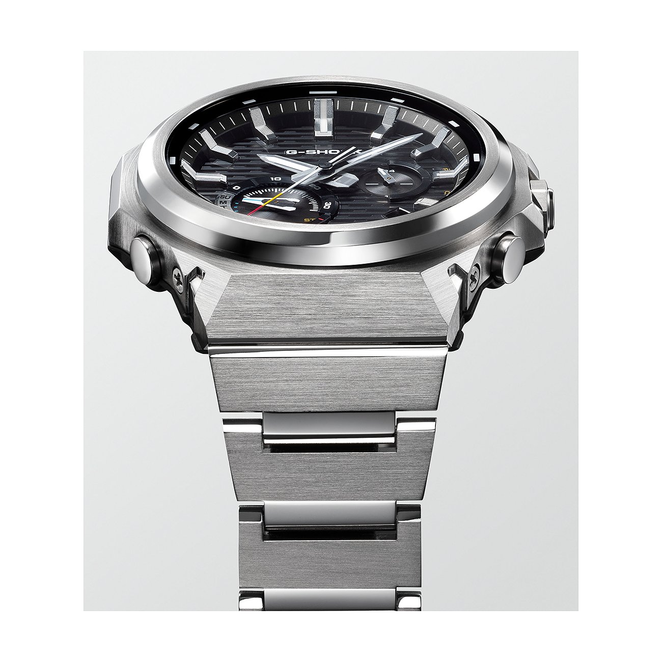 Die Casio Herrenuhr in Edelstahloptik zeigt ein schwarzes Zifferblatt mit hellen Akzenten und drei Chronographen.