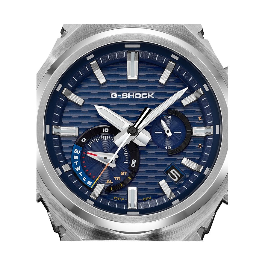 Nahaufnahme der Casio Herrenuhr. Das Zifferblatt zeigt ein marineblaues Waffelmuster mit silbernen Stundenmarkierungen.