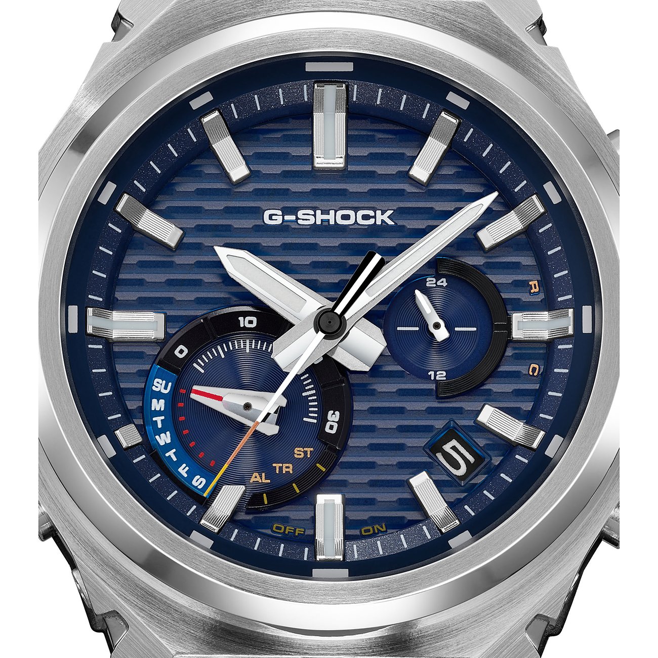 Nahaufnahme der Casio Herrenuhr. Das Zifferblatt zeigt ein marineblaues Waffelmuster mit silbernen Stundenmarkierungen.