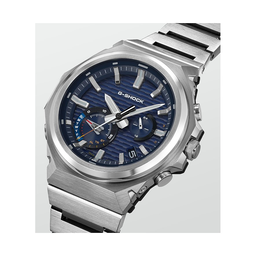 Nahaufnahme einer runden Casio Herrenuhr im Resin-Gehäuse, mit blauem Zifferblatt und silberfarbenen Indizes.