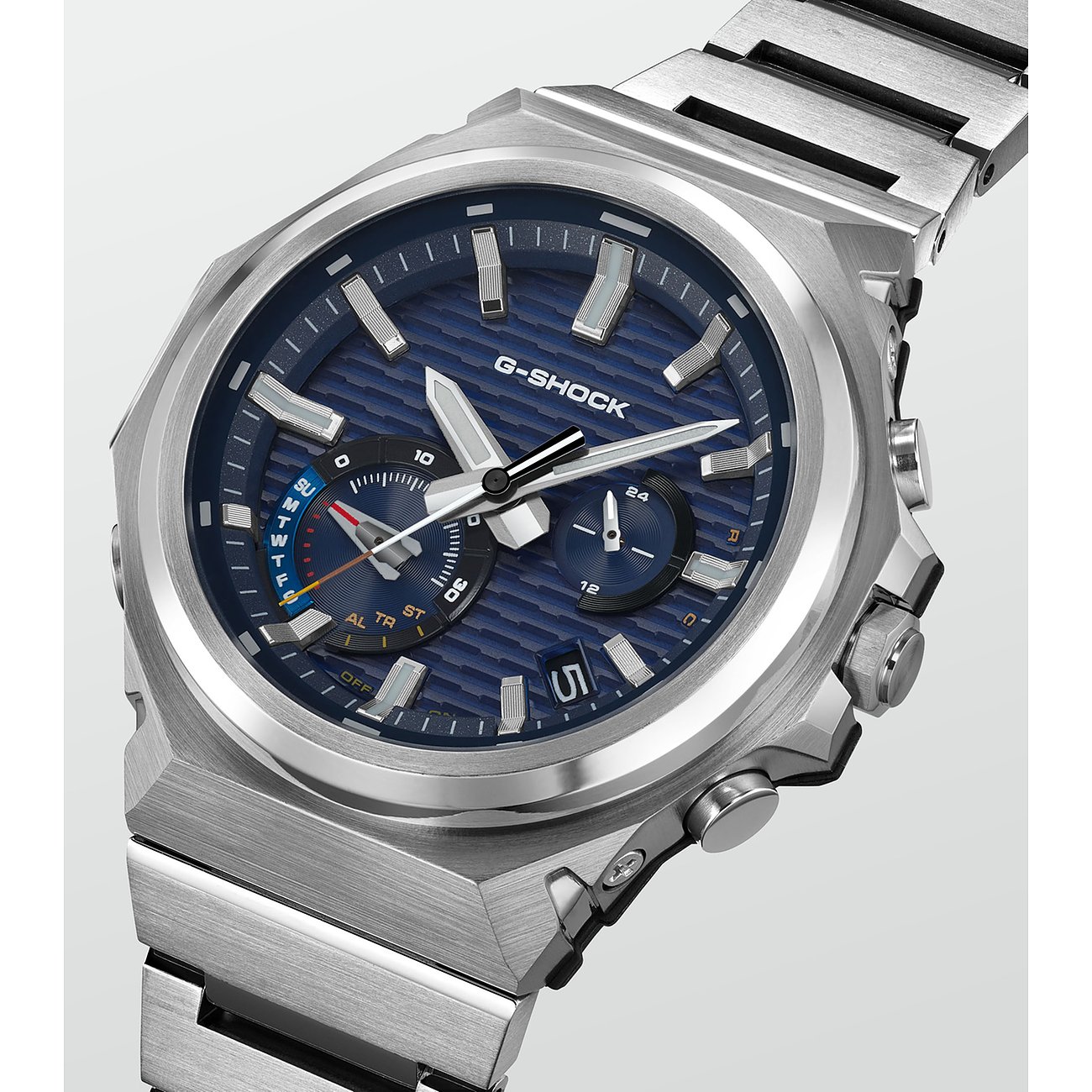 Nahaufnahme einer runden Casio Herrenuhr im Resin-Gehäuse, mit blauem Zifferblatt und silberfarbenen Indizes.