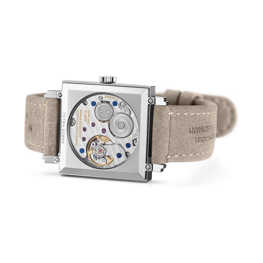 Rückansicht der Nomos Glashütte Tetra Damenuhr aus Edelstahl, das Uhrwerk ist sichtbar und das beigefarbene Armband.