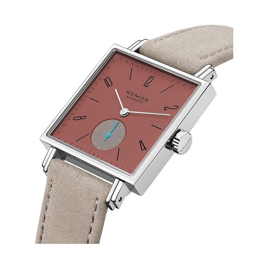 Quadratische Nomos Glashütte Damenuhr aus Edelstahl mit terracottafarbenem Zifferblatt und beigefarbenem Lederband.