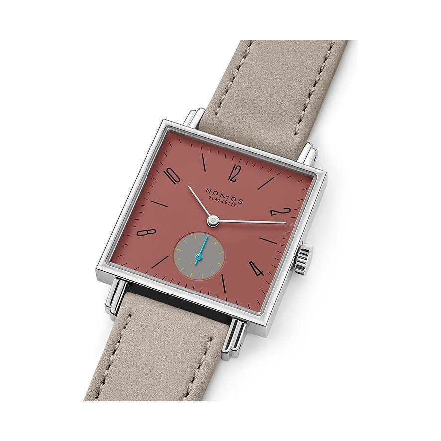 Eine Nomos Glashütte Damenuhr aus Edelstahl mit quadratischem ros ischem Zifferblatt und beigem Wildlederarmband.