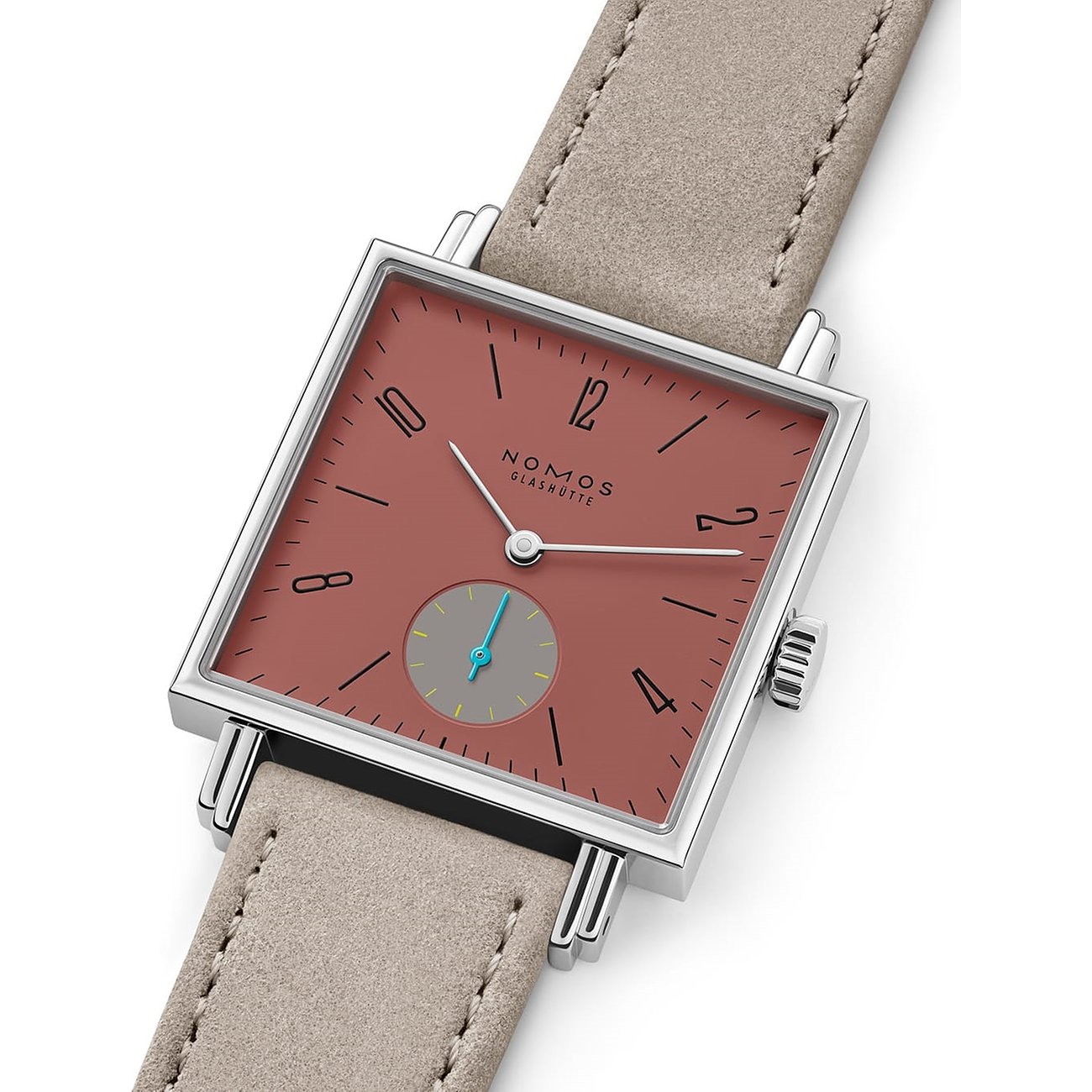 Eine Nomos Glashütte Damenuhr aus Edelstahl mit quadratischem ros ischem Zifferblatt und beigem Wildlederarmband.