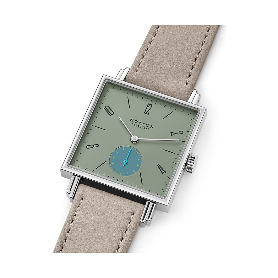 Nomos Glashütte Damenuhr aus Edelstahl, schräg oben, rechteckiges grünes Zifferblatt, beige-graues Band.