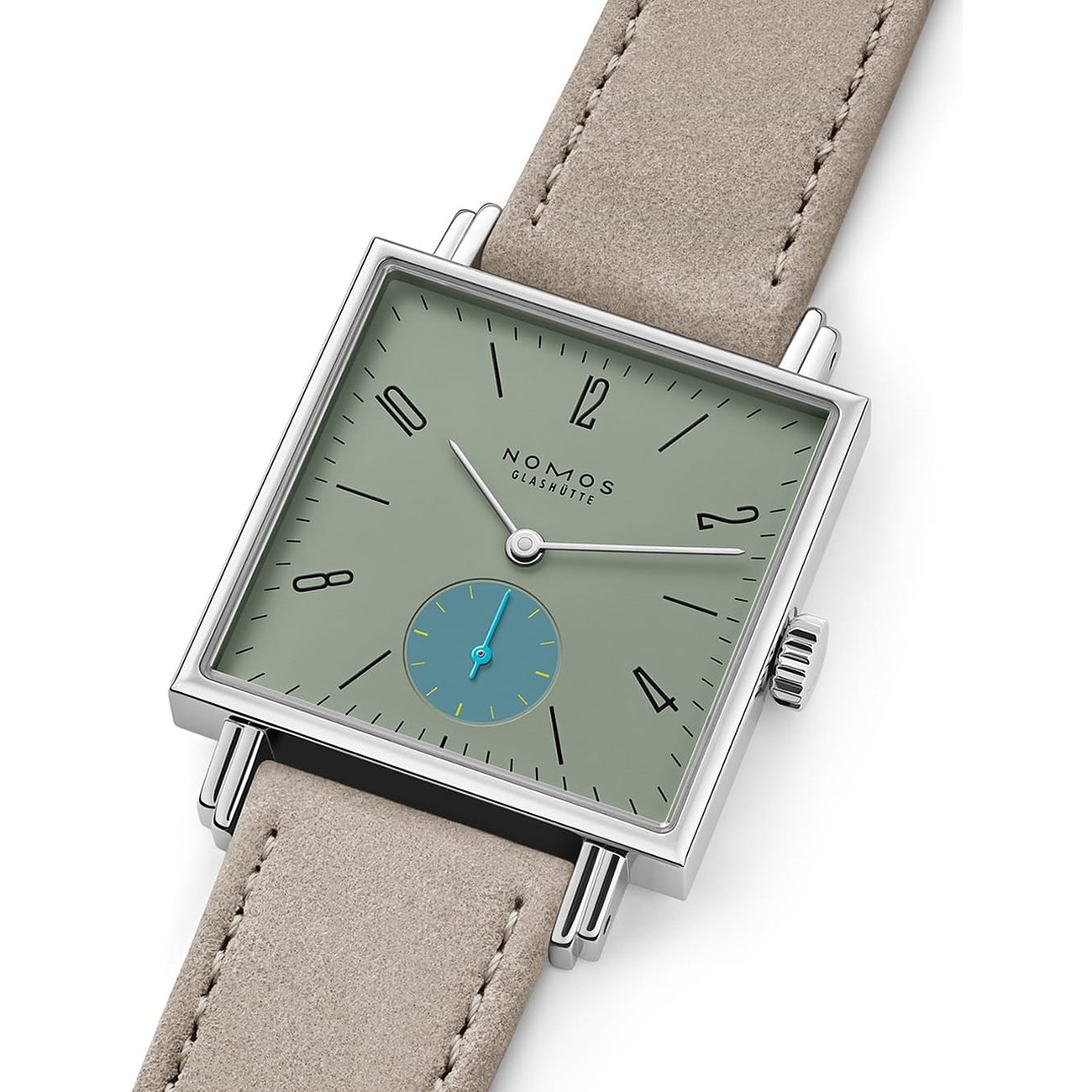 Nomos Glashütte Damenuhr aus Edelstahl, schräg oben, rechteckiges grünes Zifferblatt, beige-graues Band.