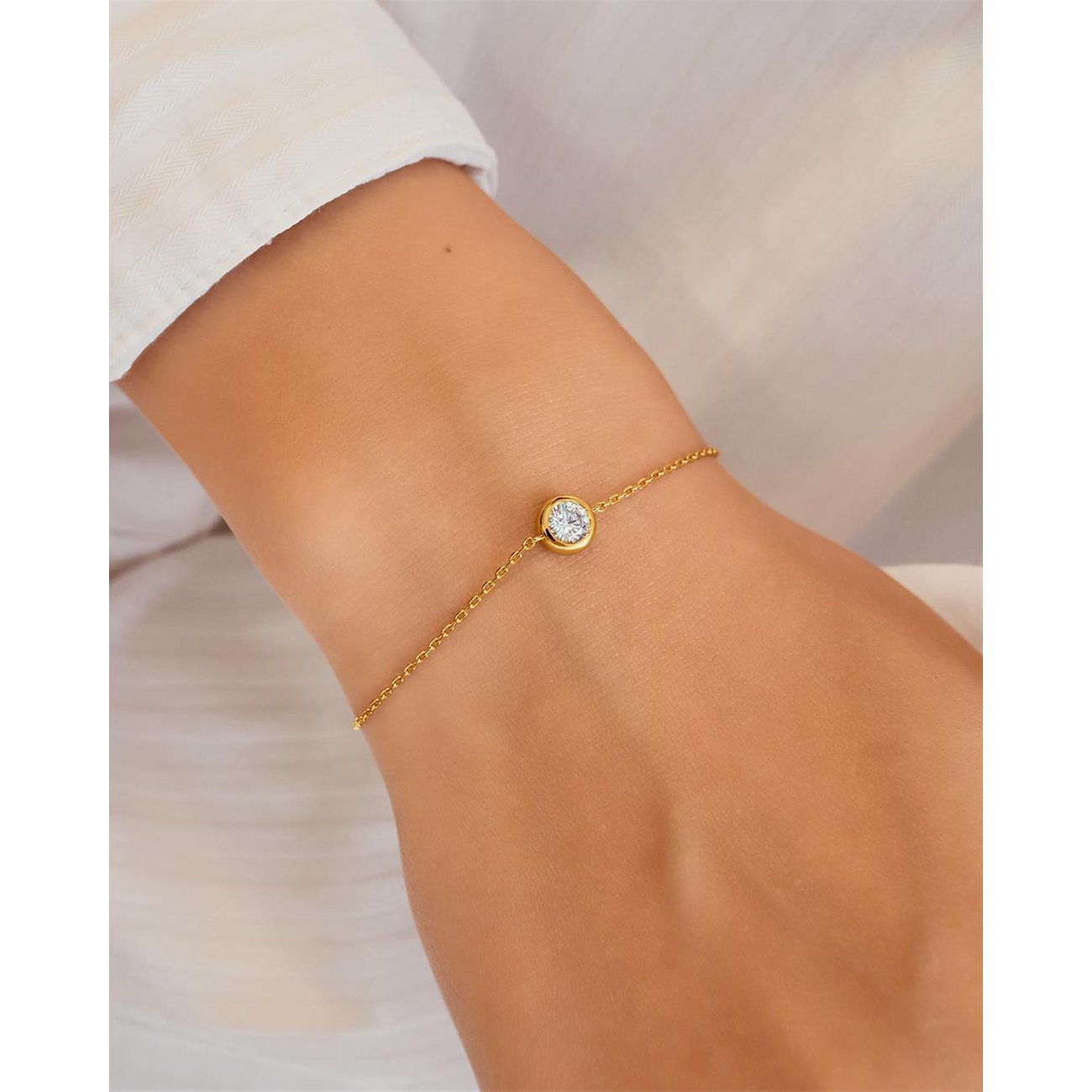 Bracelet Ania Haie en argent avec un zircone coloré rond unique, porté au poignet d'une femme.