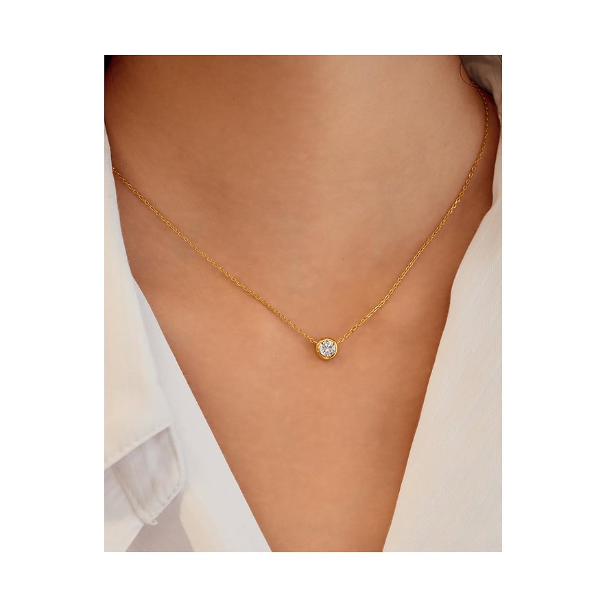Collier Ania Haie en argent 925 avec oxyde de zirconium, gros plan sur le cou d'une personne.