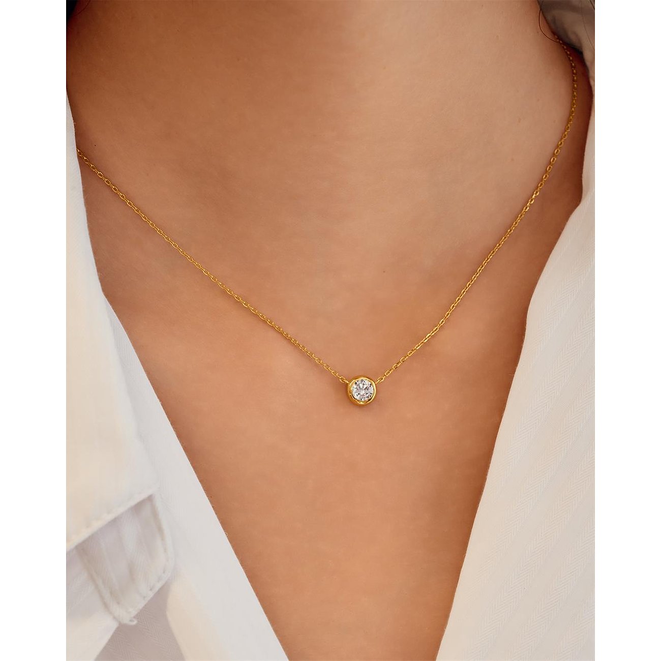 Collier Ania Haie en argent 925 avec oxyde de zirconium, gros plan sur le cou d'une personne.