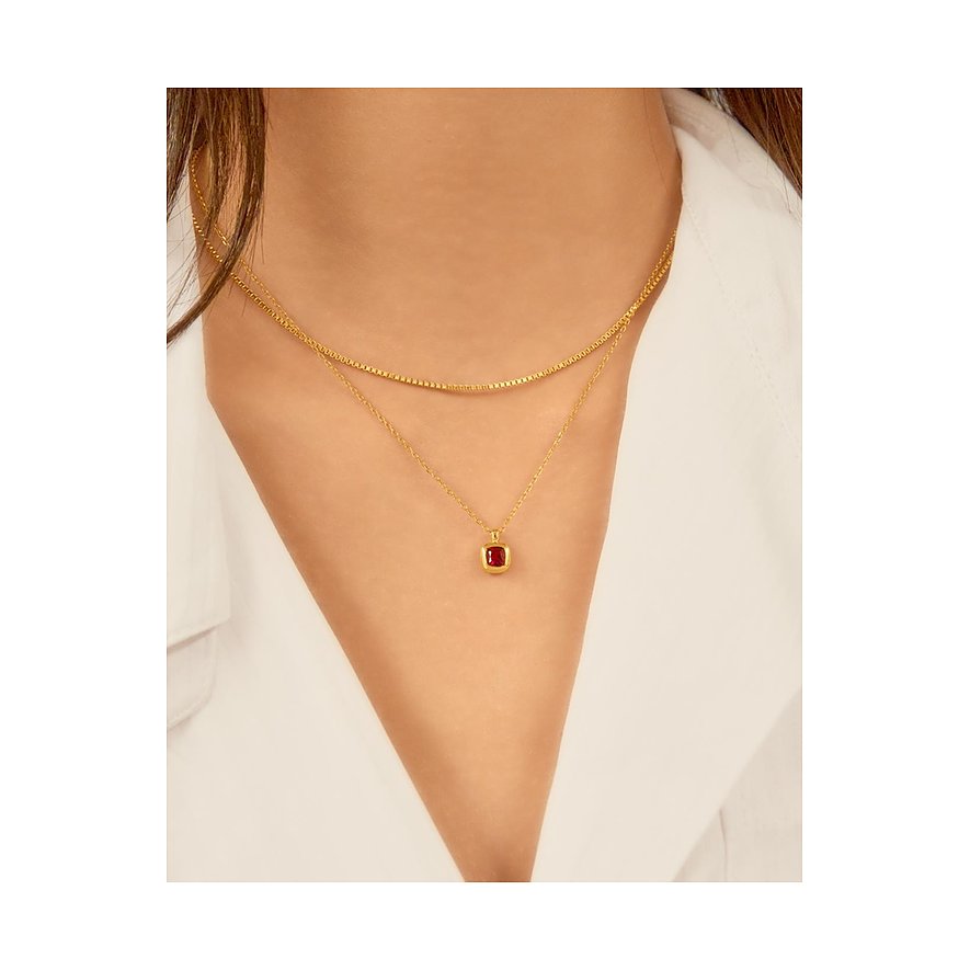 Collier Ania Haie en argent plaqué or avec zircon rouge, porté par un mannequin.