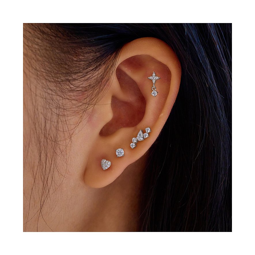 Am Ohr getragenes Ania Haie Ohrschmuck Set aus 925er Silber mit Zirkonia-Farbsteinen in verschiedenen Formen.