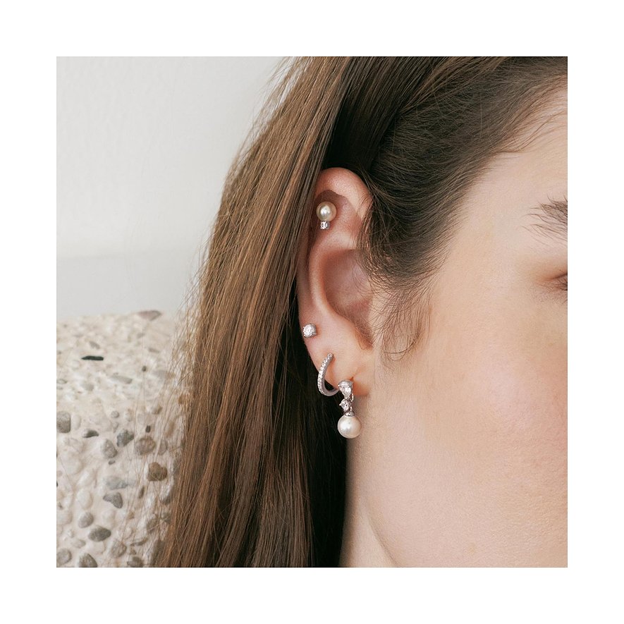 Un ornement d'oreille Ania Haie en argent 925 avec zircone, porté sur l'oreille d'un mannequin.