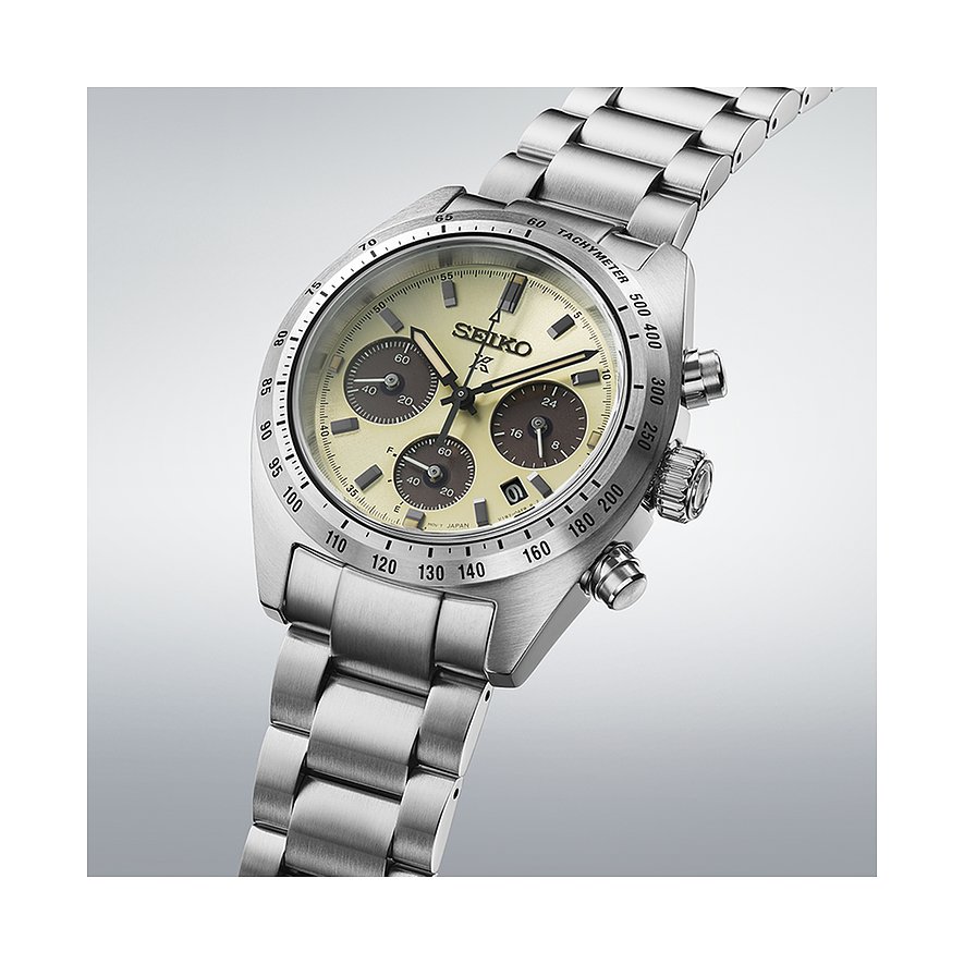 Seiko Herrenuhr aus Edelstahl mit hellem Zifferblatt, braunen Chronographen-Zählern und einem silbernen Armband.