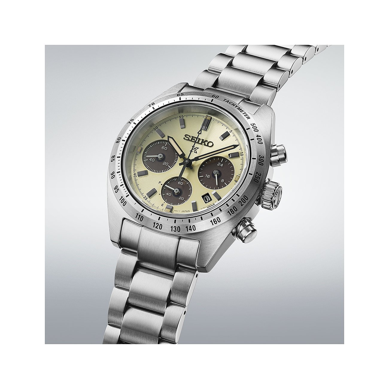 Seiko Herrenuhr aus Edelstahl mit hellem Zifferblatt, braunen Chronographen-Zählern und einem silbernen Armband.