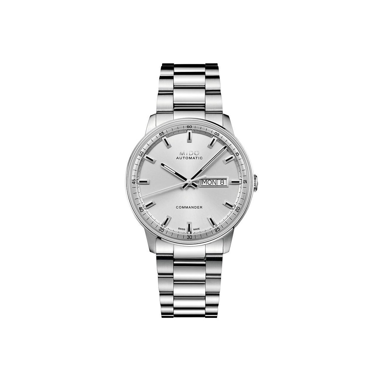 Mido Herrenuhr aus Edelstahl mit silbernem Zifferblatt und silberfarbenem Armband, leicht schräg aus der Front.