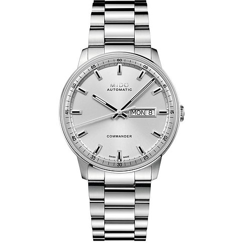 Mido Herrenuhr aus Edelstahl mit silbernem Zifferblatt und silberfarbenem Armband, leicht schräg aus der Front.