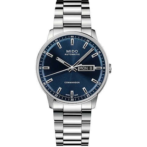 Mido Herrenuhr aus Edelstahl mit marineblauem Zifferblatt und silberfarbenem Armband, auf weißem Hintergrund.