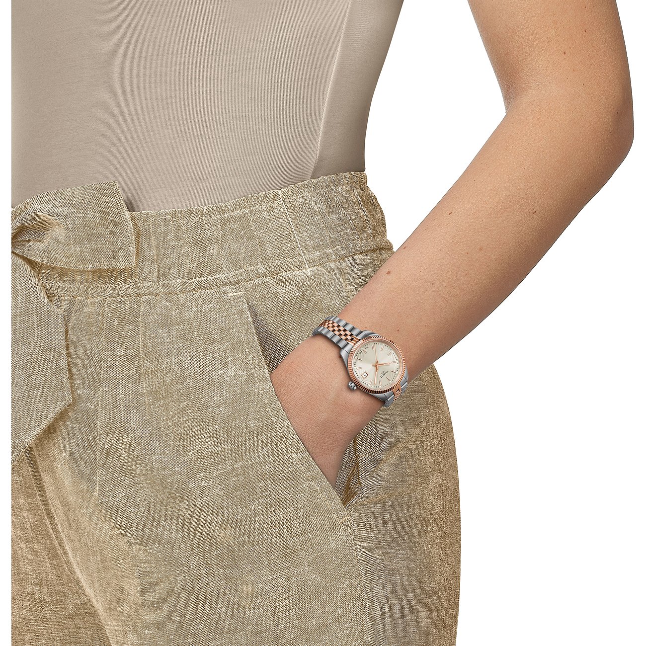 Nahaufnahme einer Tissot Damenuhr aus bicolor Edelstahl mit rundem Zifferblatt am Handgelenk eines Models.