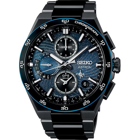 Seiko Herrenuhr aus Titan mit schwarzem Band und blauem Zifferblatt, GPS Solar, Chronograph Funktion, aufrecht.