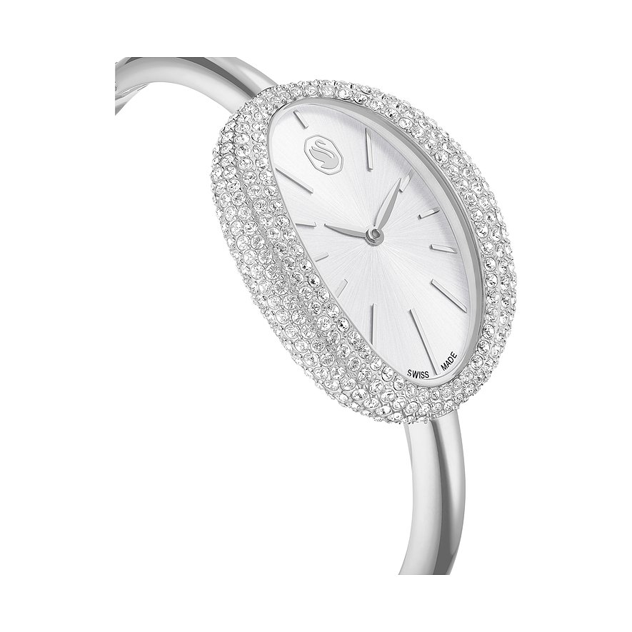 Nahaufnahme einer Swarovski Armreifuhr aus Edelstahl. Ovales, silberfarbenes Zifferblatt, umrahmt von Swarovski-Kristallen.