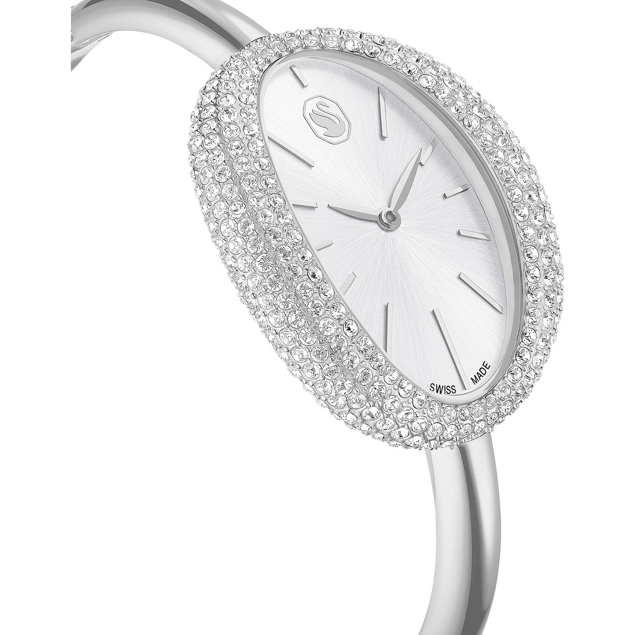 Nahaufnahme einer Swarovski Armreifuhr aus Edelstahl. Ovales, silberfarbenes Zifferblatt, umrahmt von Swarovski-Kristallen.
