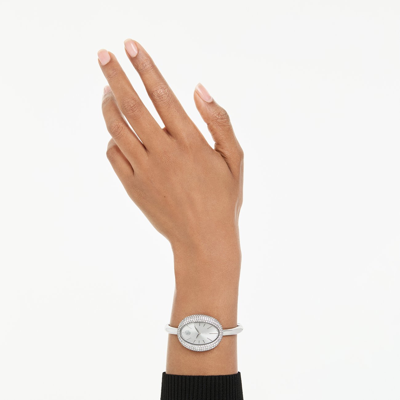 Am Handgelenk getragene Swarovski Unisexuhr aus Edelstahl mit ovalem, silbernem Zifferblatt und Farbkristallbesatz.