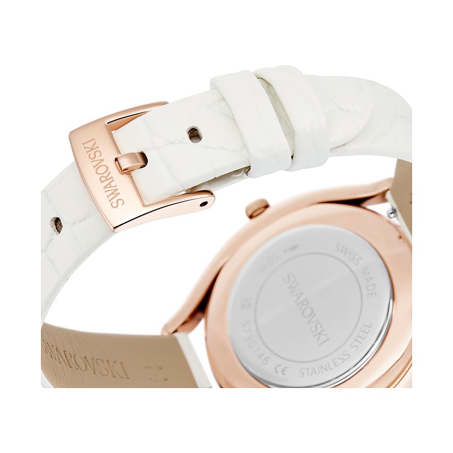 Nahaufnahme der Dornschließe der Swarovski Quarzuhr aus Roségold und Edelstahl mit weißem Lederband.