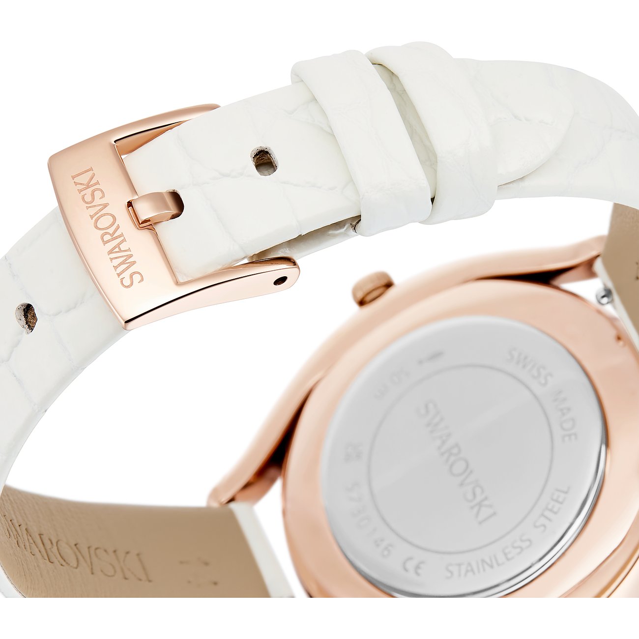 Nahaufnahme der Dornschließe der Swarovski Quarzuhr aus Roségold und Edelstahl mit weißem Lederband.