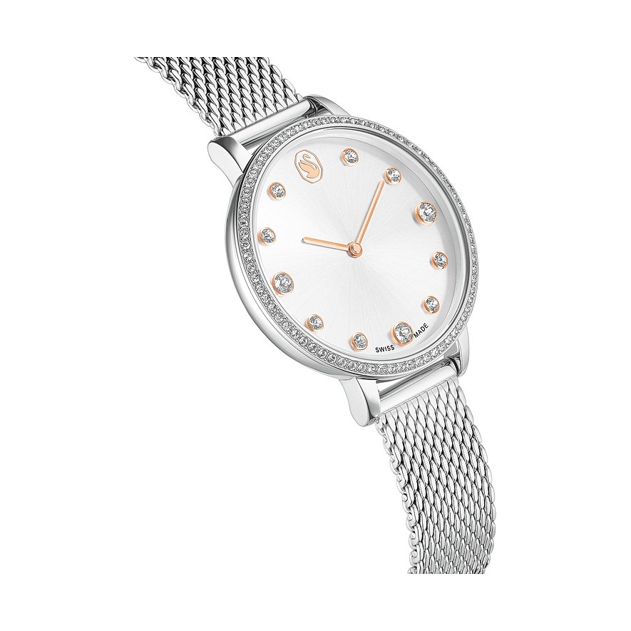 Nahaufnahme der Swarovski Uhr aus Edelstahl mit einem silbernen Milanaisearmband und funkelnden Swarovski-Kristallen.