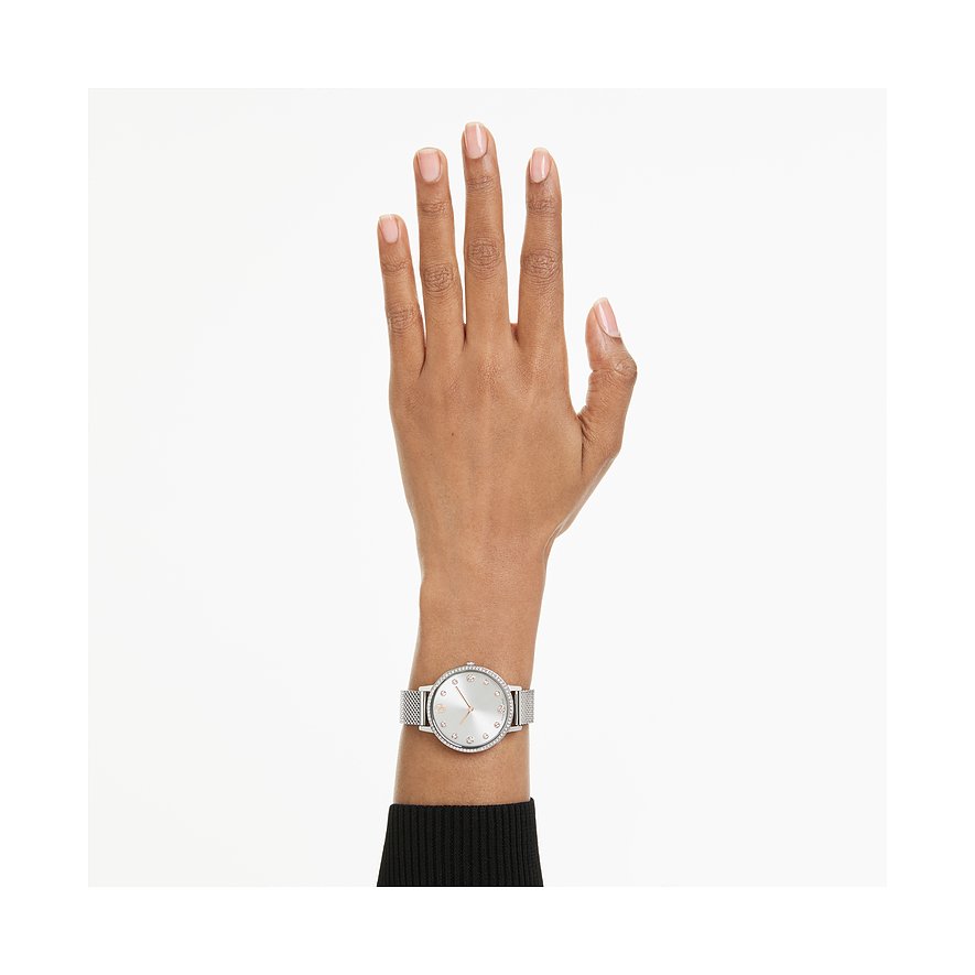 Am Handgelenk getragene Swarovski Unisexuhr aus Edelstahl mit Swarovski-Kristall-Verzierung und hellem Zifferblatt.