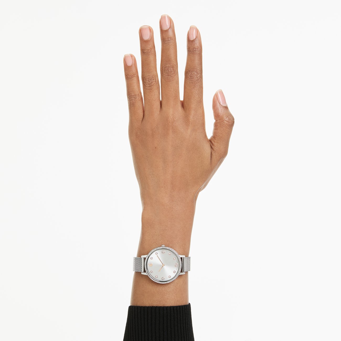 Am Handgelenk getragene Swarovski Unisexuhr aus Edelstahl mit Swarovski-Kristall-Verzierung und hellem Zifferblatt.