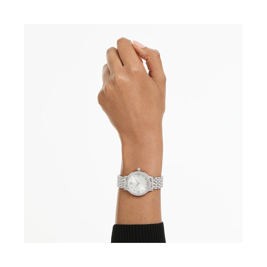 Am Handgelenk getragene Swarovski Unisexuhr aus Edelstahl mit funkelnden Swarovski-Kristallen rund um das Zifferblatt.