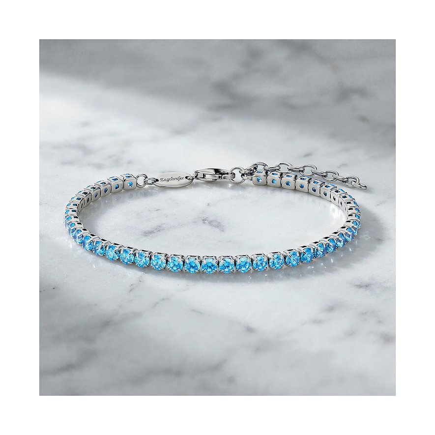 Engelsrufer Armband aus 925er Silber mit einer Reihe blauem Zirkonia, liegend auf einer weißen Marmoroberfläche.