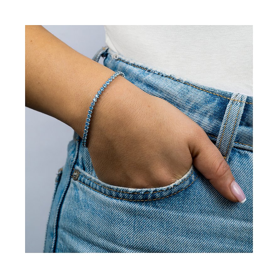 Engelsrufer Armschmuck aus Silber mit blauen Zirkonia Farbsteinen am Handgelenk eines Models.