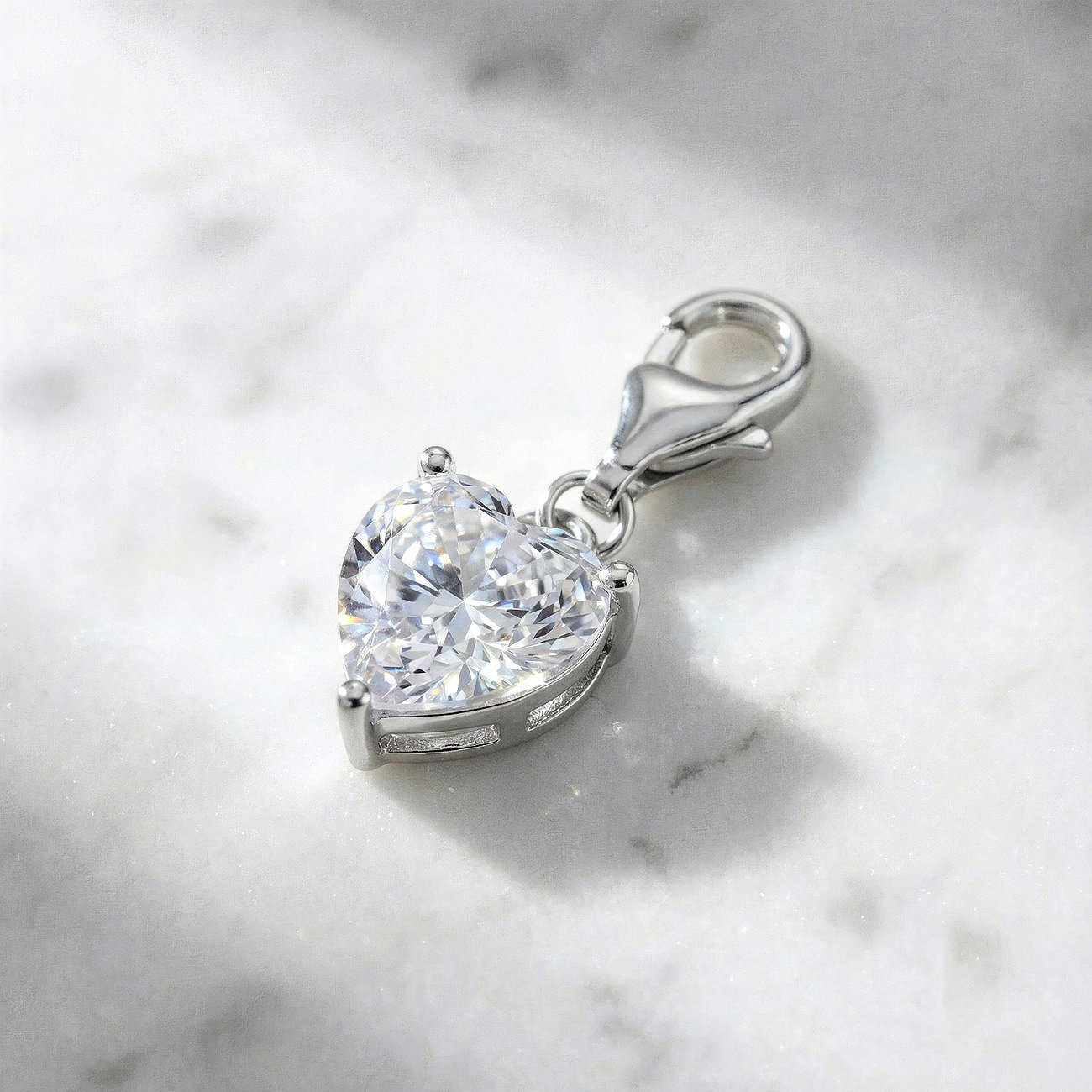 Engelsrufer Anhänger aus Silber mit Herz aus Zirkonia-Farbstein. Eine Seitenansicht des hängenden Charms.